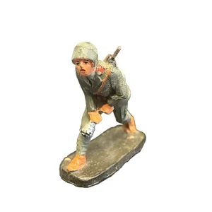 Soldato operatore italiano con granata in movimento